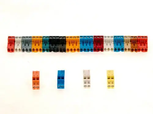 Farbenfrohe elektrische Steckverbinder von Bosch, angeordnet in zwei Reihen. Eine Reihe zeigt verschiedene Farben, während vier zusätzliche Stecker im Vordergrund liegen.